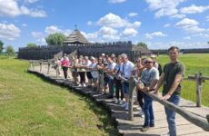 Więcej o: Wycieczka do Biskupina i miasteczka Silver City w Bożejewiczkach
